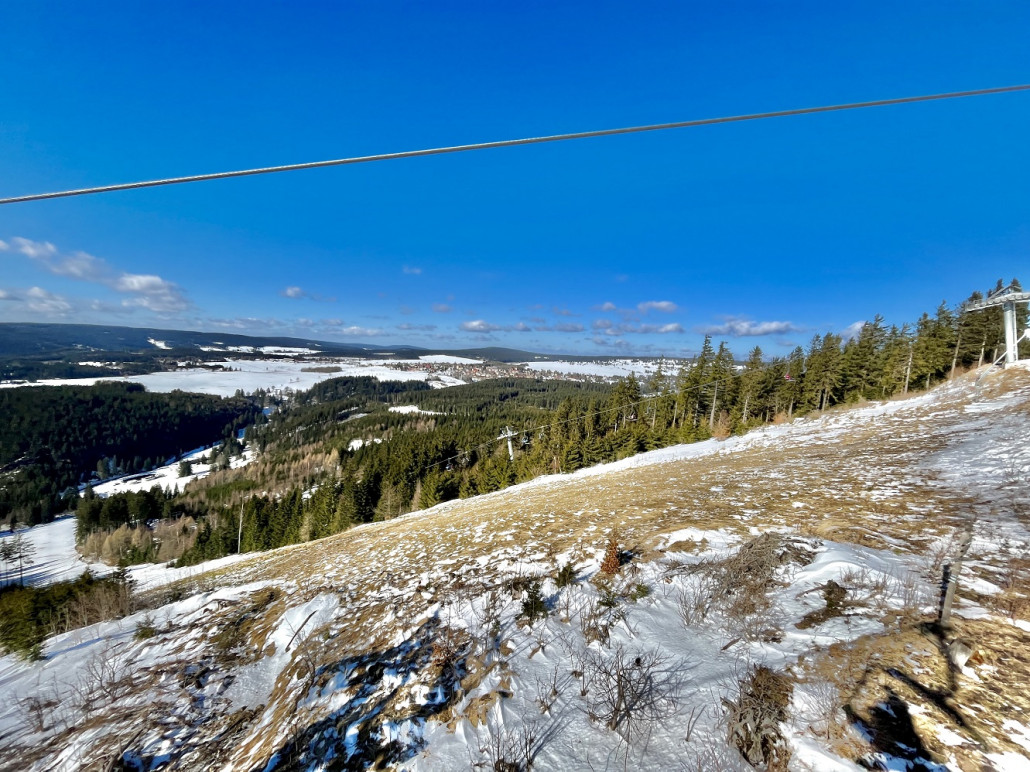Start der Piste 3 "Jitka" nunmehr praktisch schneefrei - mit viel Kreativität oder ohne Rücksicht auf das Material findet man vielleicht noch einen Weg hinten an den Bäumen...