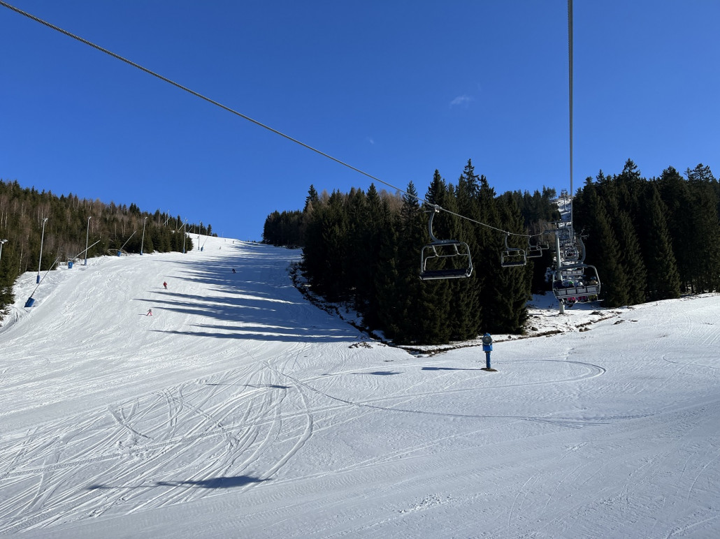 Gegen 13Uhr wurde dann der talwärts gesehen rechte Pistenteil weicher und langsamer, man hatte aber die Wahl auf der schattigen Seite zu bleiben