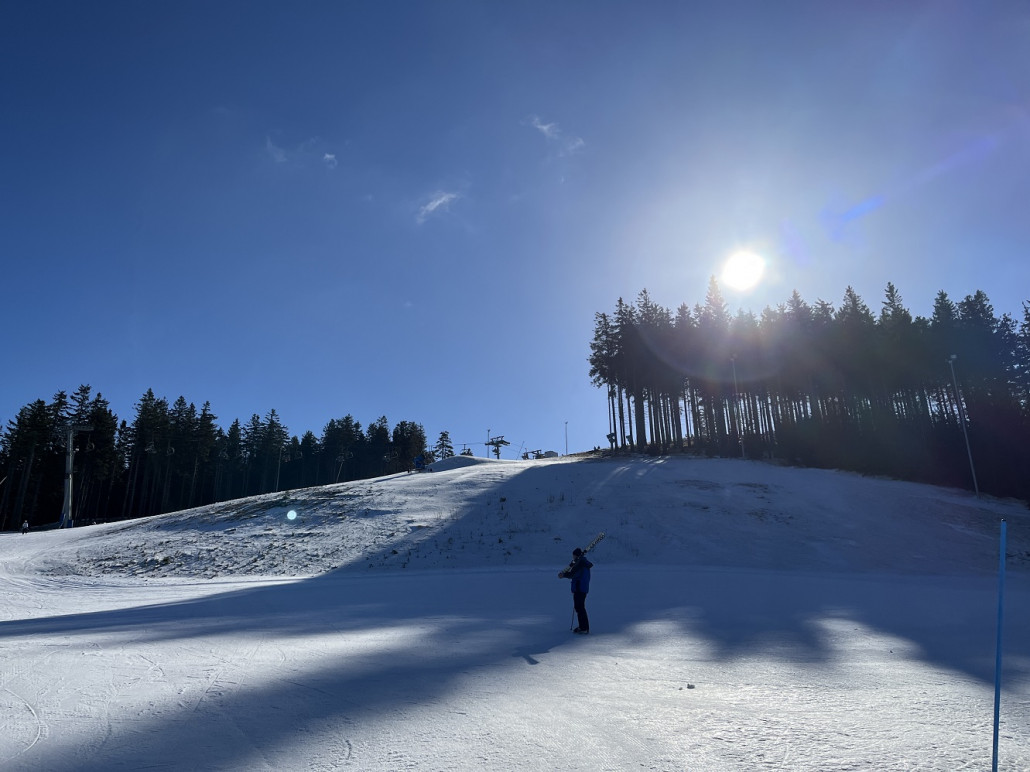 Vor 10 Tagen gab es entlang des Wäldchen eine Anfahrt vom Plateau zur Piste 5 "Paula", gestern nicht mehr