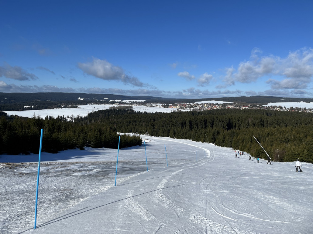 Dafür war die Abfahrt Nr.5 nun endlich offiziell geöffnet und auf etwa halber Breite präpariert, wahnsinnig üppig ist die Auflage aber trotz dieser Sparmaßnahme nicht