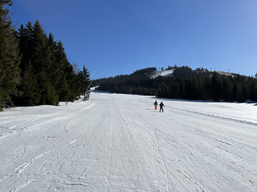 Blick bergwärts auf der "Paula", im Hintergrund der Starthang der 4 und die abgewehte Einfahrt zur 3