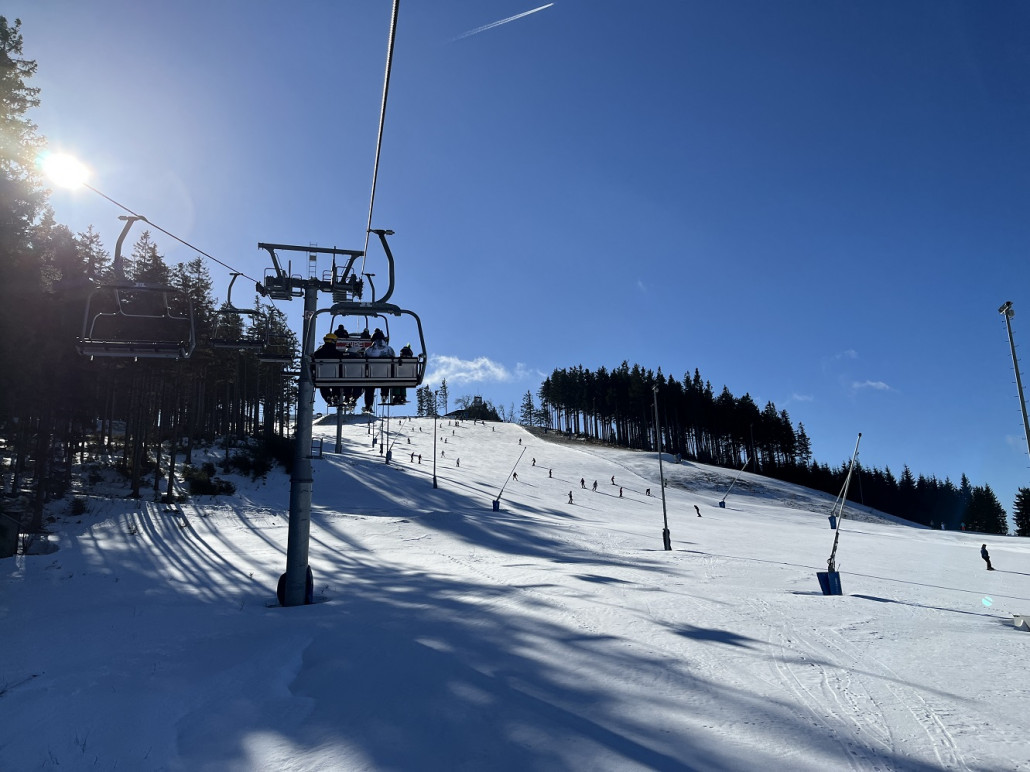 Abfahrt 6 "Renata" in der Totalen, bis wir 14Uhr aufhörten zwar ein paar Haufen aber keine Steine (und zu erkennen ist auch dass es entlang des Wäldchen oberhalb des Depots keine präparierte Spur zur Abfahrt 5 gibt)