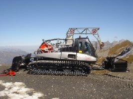 Leitwolf W auf dem Stand (der wurde draussen parkiert ,weil die Schneilanzen zusammengebaut wurden )