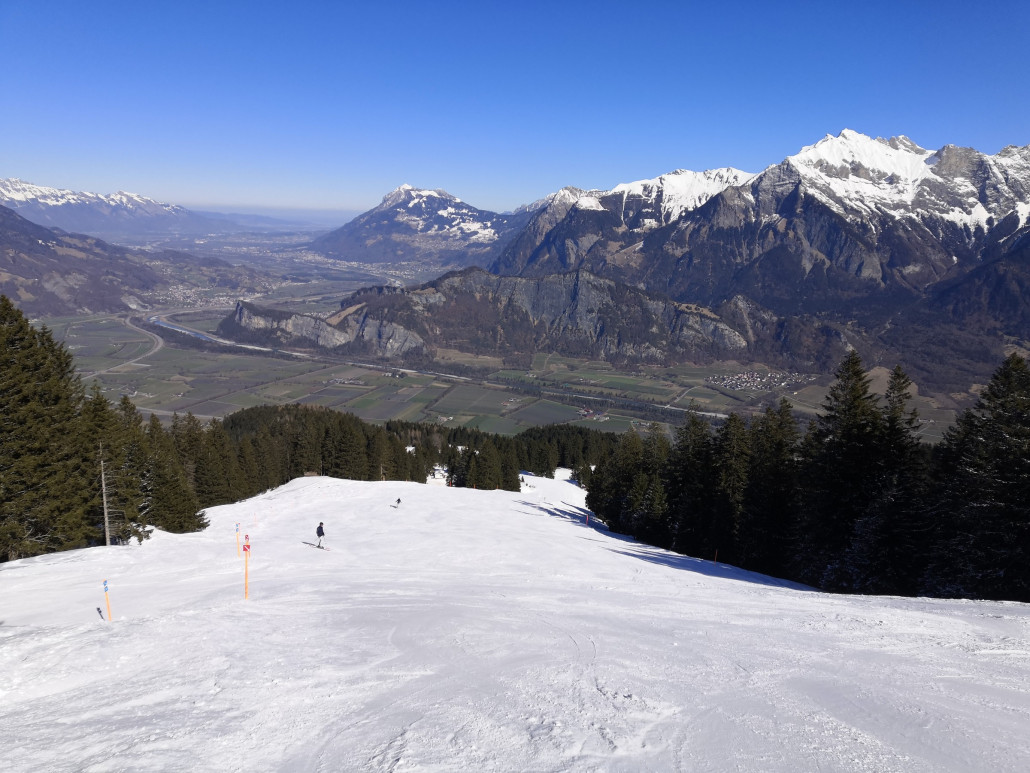 Auf der Hauptpiste am Schwamm. Im oberen Teil links ist wieder eine nicht markierte Trainingspiste präpariert.