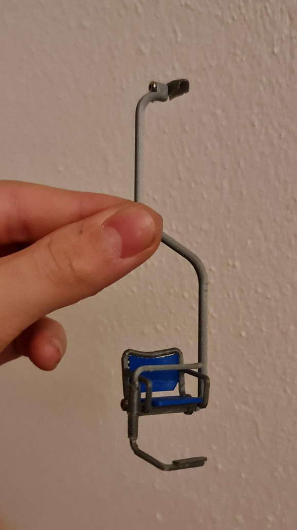 Sessel, die werden blau, grün &amp; rot (Bild von Sn Modelropeways).