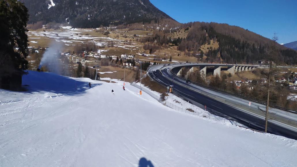 Die Talabfahrt ist cool, direkt neben der Autobahn