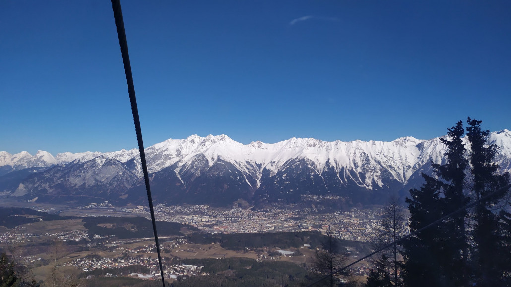 Aus der Patscherkofelbahn hat man einen schönen Ausblick auf Innsbruck und die Nordkette