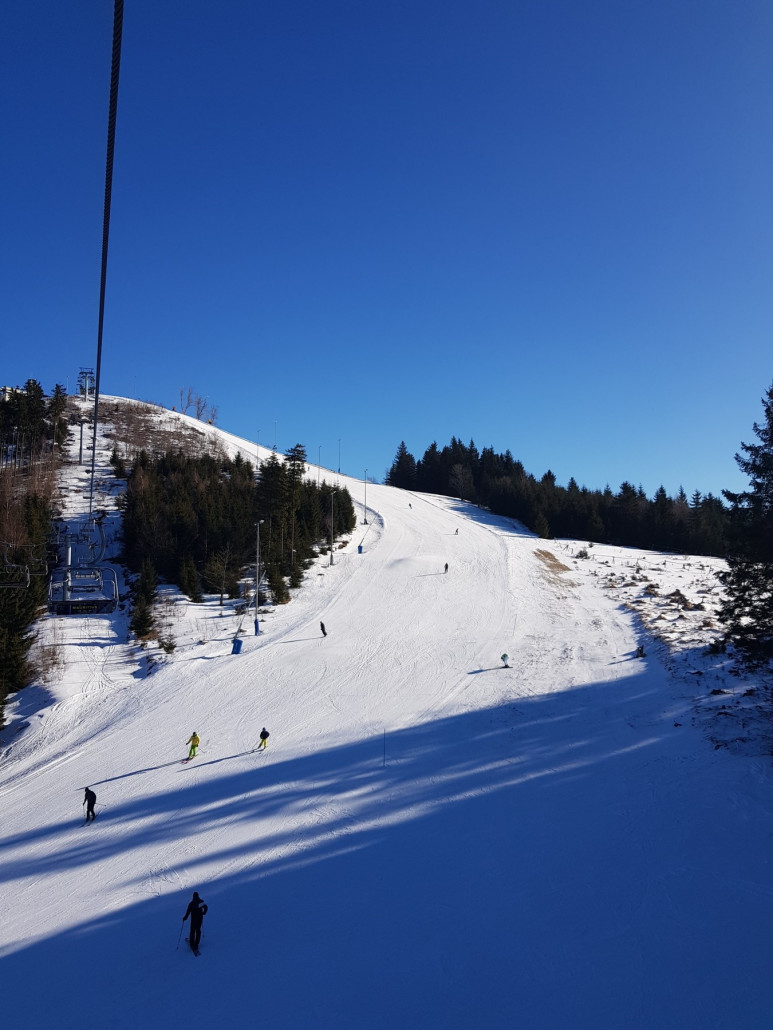 Blick auf die Bergstation der KSB " Mercedes Benz " und den Starthang der Pisten "1" und "2"