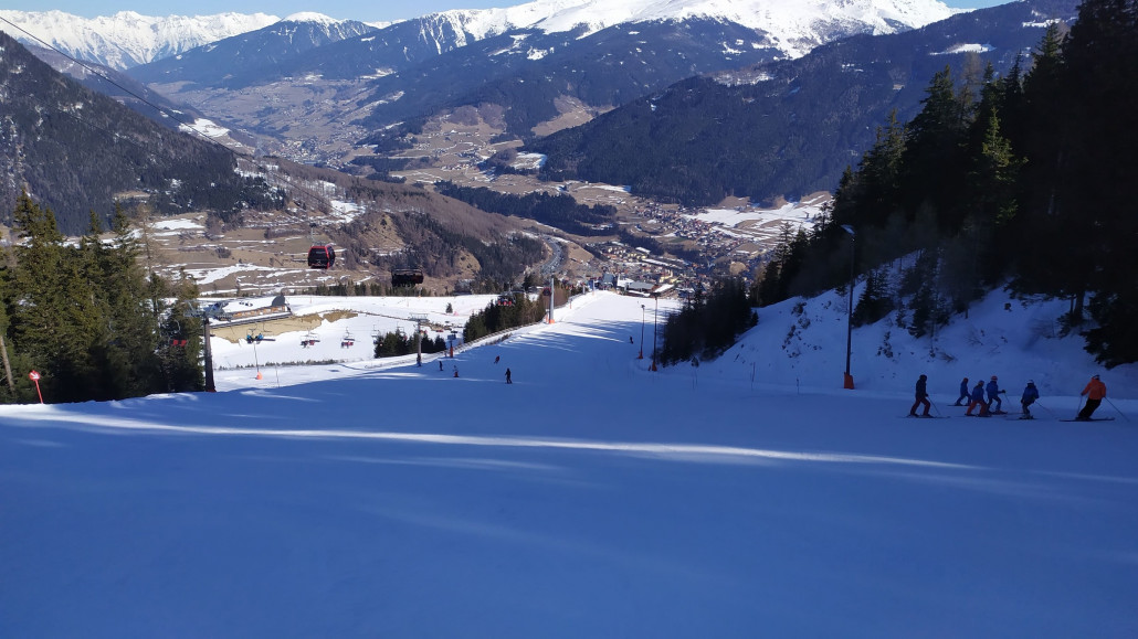 Vormittags kommt langsam die Sonne in die rote Piste an der Kombibahn