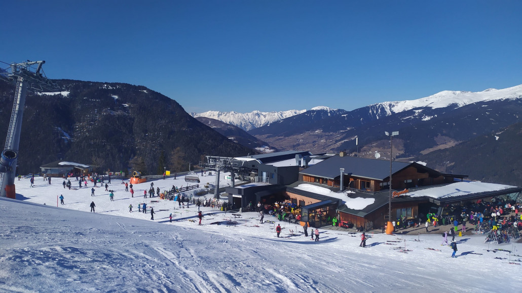 Leider aktuell das einzige geöffnete Restaurant mit typischem Selbstbedienungsflair, dafür kann man schön in der Sonne sitzen