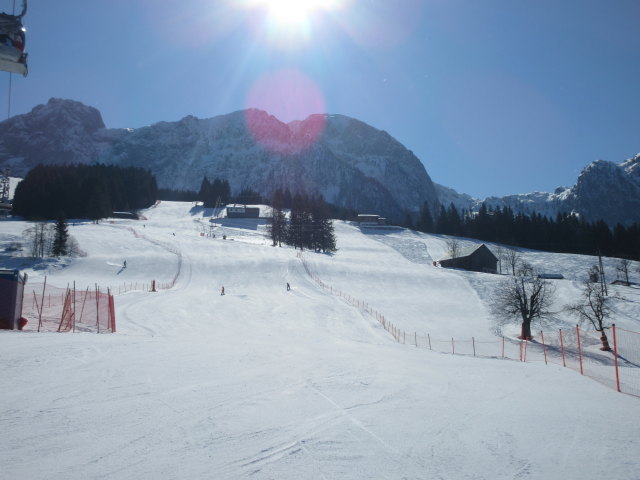 6/8-CGD Karkogel, darunter die Profi-Rennstrecke (links) und die Fis-Abfahrt (rechts), ganz rechts die Pistentour Karkogel (Tourengeher-Aufstiegsspur)