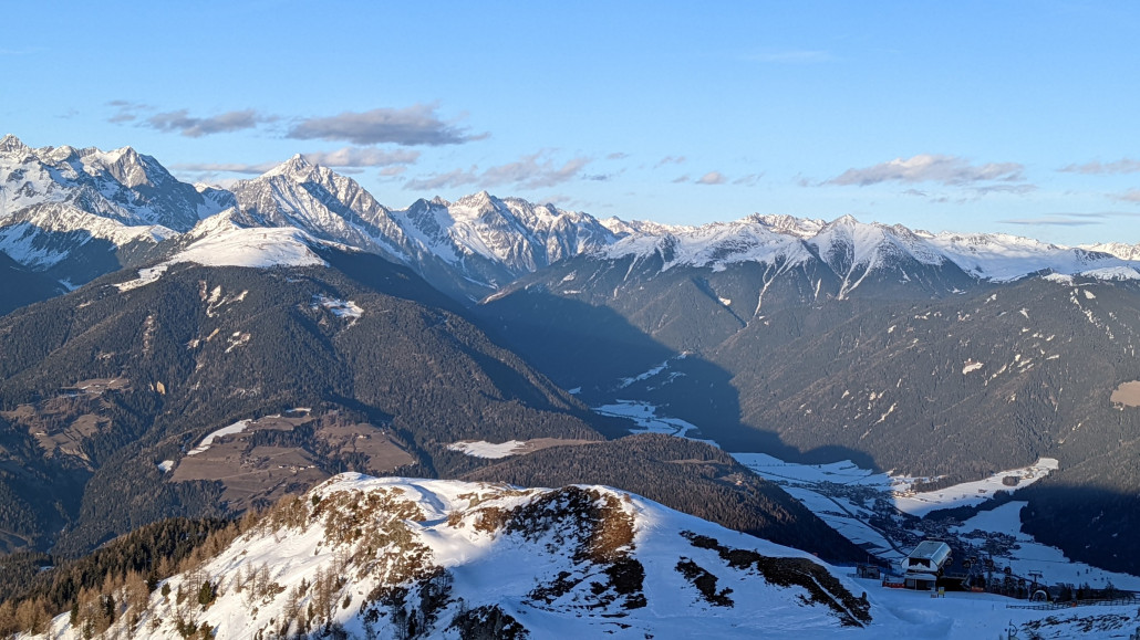 Blick von der Abfahrt "Ried" im Norden, in der Mitte lugt der Großglockner als hinterster Gipfel hervor
