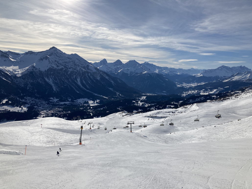 Hauptpiste Lavoz am frühen Morgen. Bei wenig Andrang eine wirklich coole Piste. Breit, abwechslungsreiche Trassierung, weitläufiges Panorama.