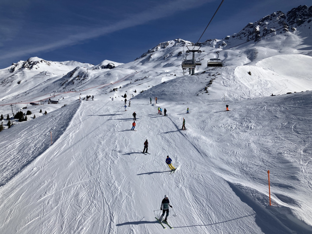 Die Skischulen übernehmen... Die Szenerie schaut auf dem Bild harmloser aus, als dass ich dies in Wirklichkeit empfand. Positiv ist immerhin, dass die Kursteilnehmenden an ihrem Skikönnen feilen. Dies würde vielen nicht schaden. generell war das Niveau auf den Pisten wieder einmal tief.