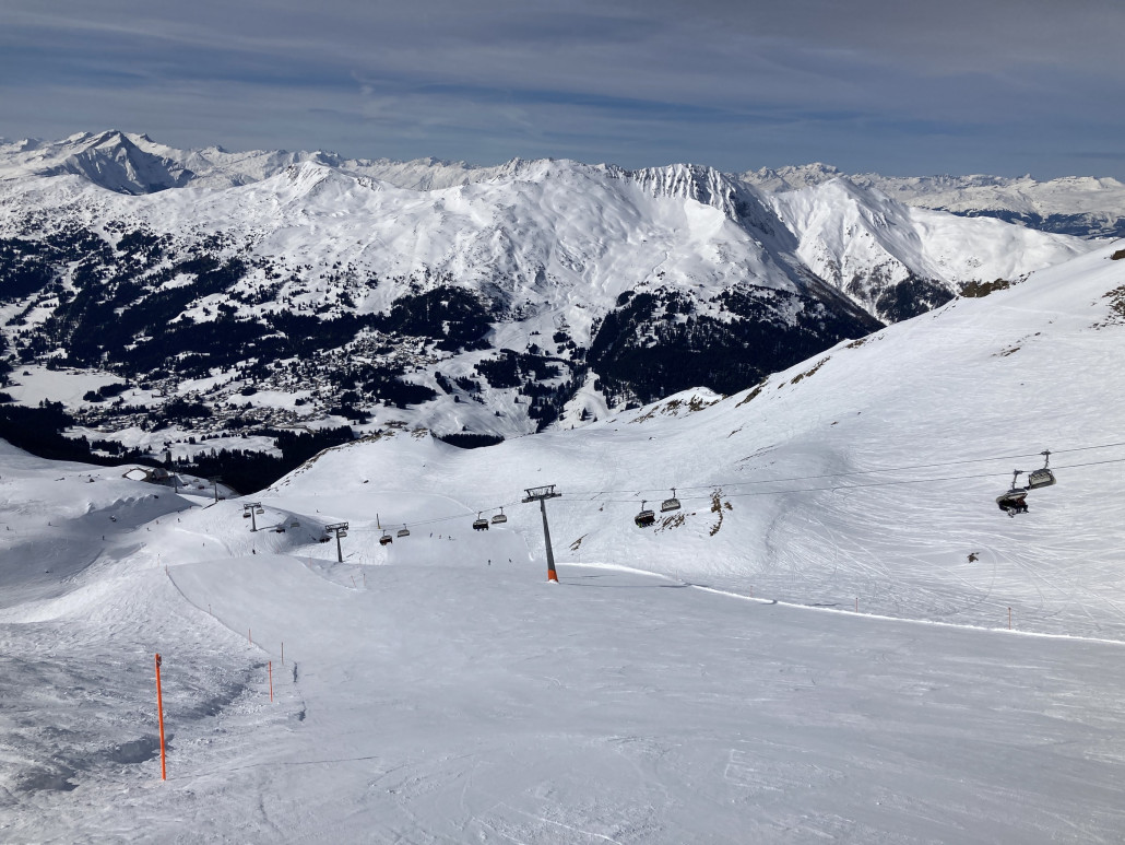 Urdenfürggli. Eigentlich eine tolle Piste. Leider hier das gleiche Phänomen wie in der Weisshornmule. Und zudem sehr kurz. Heute gab es nichts auszusetzen. Zudem hatte ich "Bahnenglück": Bei meinen zwei Fahrten wurde die Piste nicht von abfahrenden Leuten aus der Urdenbahn geflutet.