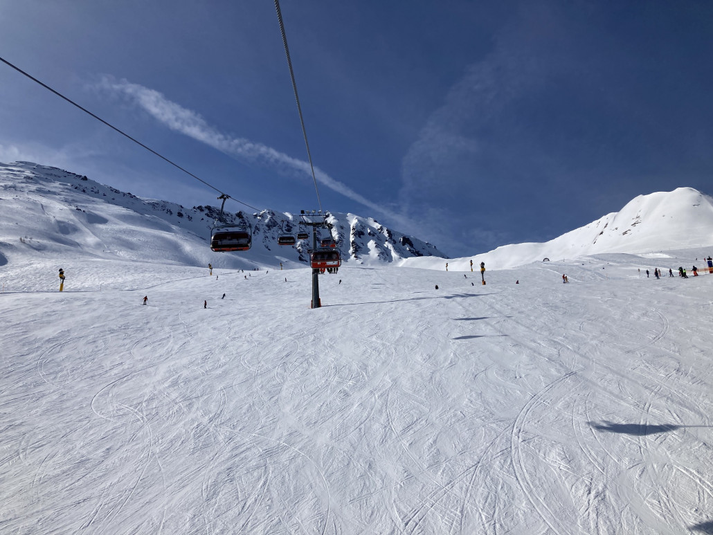 Stätzertäli. Die Breite dieser Piste fasziniert mich immer wieder. Verglichen mit anderen Abfahrten heute stärker zerfahren.