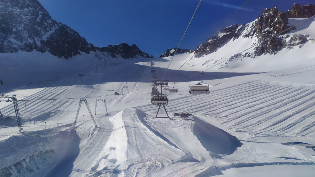 Von dort direkt in den Eisjochsessel, hier oben am Plateau