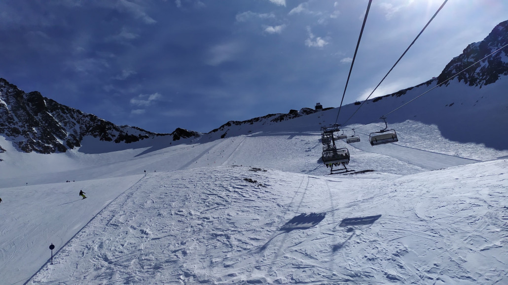 Hier ging es noch gut zu fahren, rechts kamen im unteren Teil viele Skifahrer vom Eisgrat auf die Piste