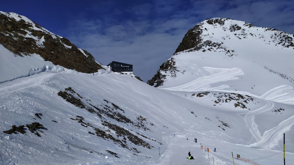 Seitenblick zur Bergstation der geschlossenen Schaufeljochbahn