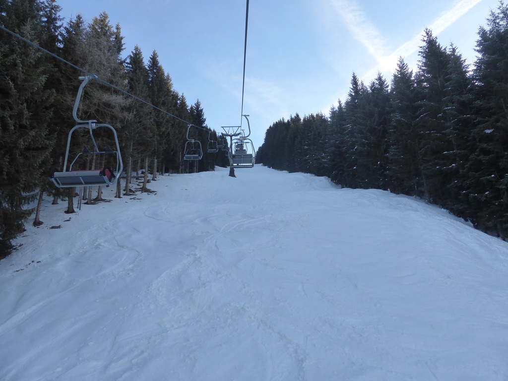 in der Monte Popolo 1, der Zubringerbahn aus dem Tal. Knapp 50 Jahre alter 2-er Sessel. Erste Auffahrt war durchaus frostig..