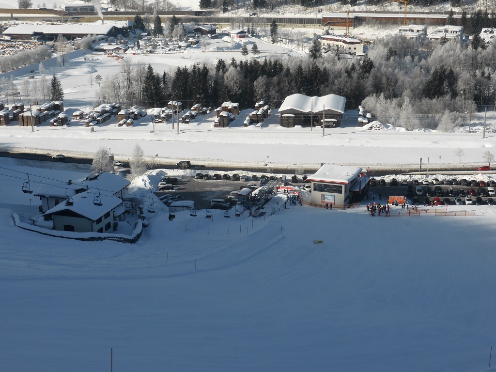 Tallstation mit Parkplatz. Apropos Parkplatz: auf der Suche nach Gebühren von den Tourengehern, lief zumindest bei meinem Besuch ein junger Mann herum und klapperte alle Besucher ab. War aber jetzt nicht wirklich ein Wintersportspezialist. Hab gerade meine Schi geschultert, als er mich ansprach: Sind sie Schifahrer?  :-)