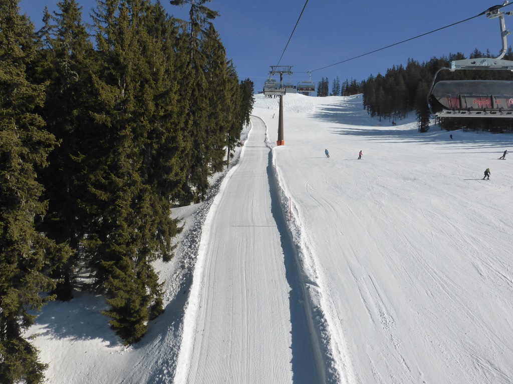 die Hauptpiste am 6-er Sessel mit Tourengeherbahn