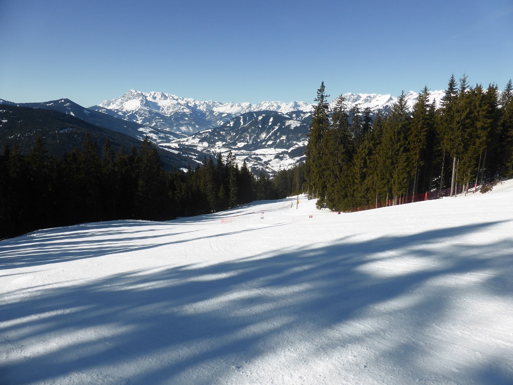 die zweite Piste der 6-er Sessel. Die war deutlich weniger befahren als die direkt unter dem Lift<br />Fazit: für ein paar Stunden ganz ok. Pisten an dem Tag gerade am Morgen noch abschnittsweise sehr hart. Ist auch ein Gebiet, daß sich wohl sehr auf Kinder- und Jugendgruppen spezialisiert hat.
