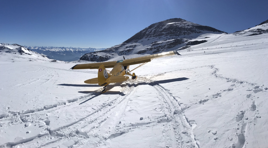 Wegen einer Milchprodukteunverträglichkeit meines Passagiers gibt es für ein Mal Sandwich statt Fondue. Und mehrere Skifahrer kommen zu uns hin, um Fragen zu stellen. Eine schwedische Dreiergruppe will sich sogar vor dem Flieger ablichten lassen