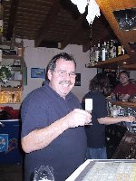 Dann begann Möppis Geburtstagsfeier, Moppi mit nem Kleine Bier