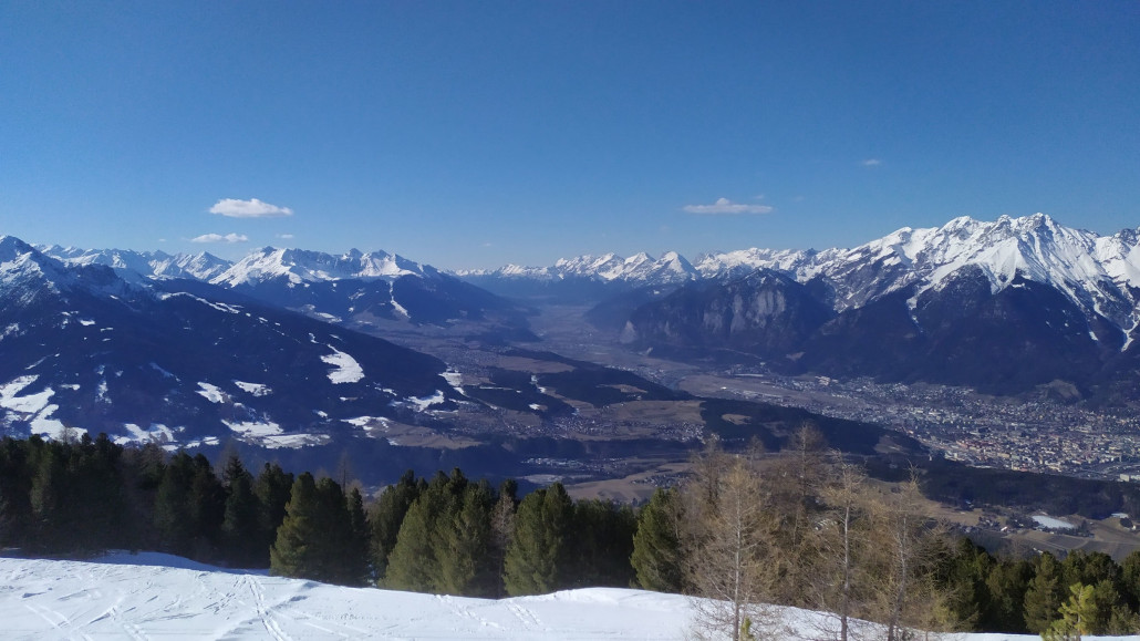 Von der Olympiaabfahrt hat man einen schönen Weitblick über das Inntal