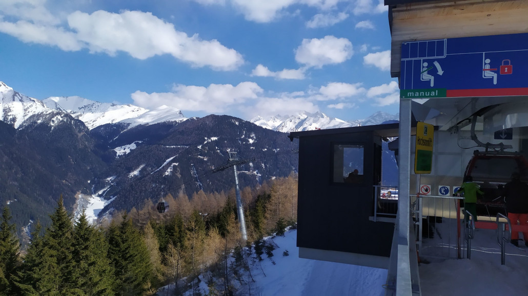 Im Hintergrund hängt der Olperer in den Wolken