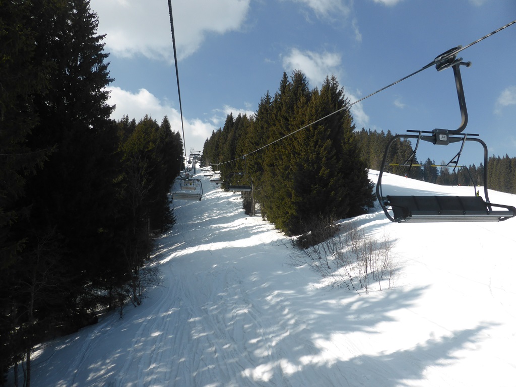 am Nachmittag dann nochmal ganz hinauf gefahren, hier im Hirschkogel-Express.<br />Fazit: angenehme Wetterbedingungen, starker Besuch. Die besten Pisten waren die wenig frequentierten Talpisten, die 5, die 14, die 20. Kann mich eigentlich auch nicht erinnern, an einem Tag so viele Schifahrer gesehen zu haben, die deutllich über ihrem Fahrkönnen unterwegs waren. Auch darum habe ich mich bald auf die talnahen Pisten verzogen. Aber insgesamt ar es schon ein guter Tag.