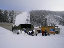Talstation der 6-CLD Steinbachalmbahn, im Hintergrund die Almabfahrt, rechts die Steinbachalm