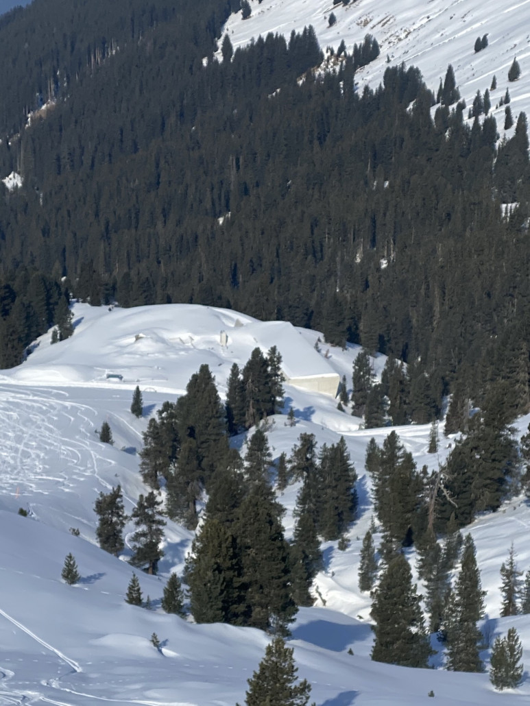 Zoom zum Zustand Rohbau, der Stationssteher scheint schon betoniert, die Garage dürfte rechts der Station entstehen