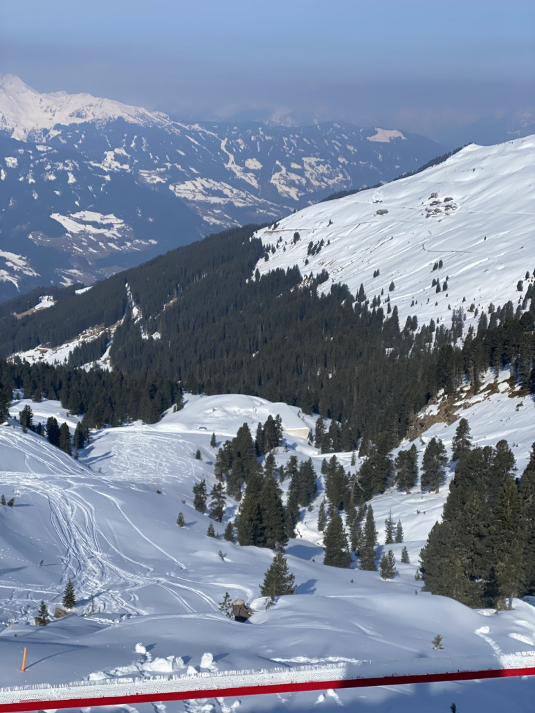 Links lässt sich die Piste erahnen (dort wo die Spuren sind), hab ich leider nicht besser fotografiert.