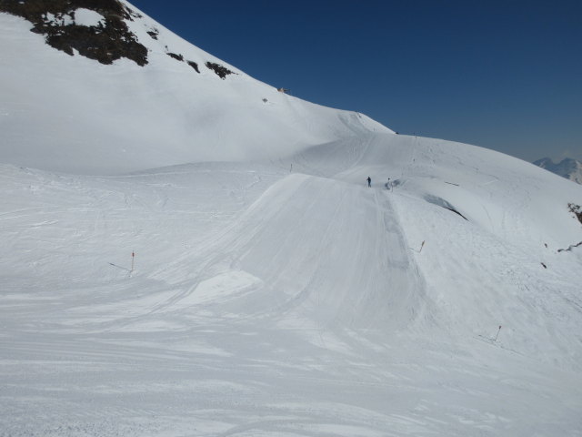 Muldenabfahrt, im Hintergrund die Bergstation des 2-SL Grat