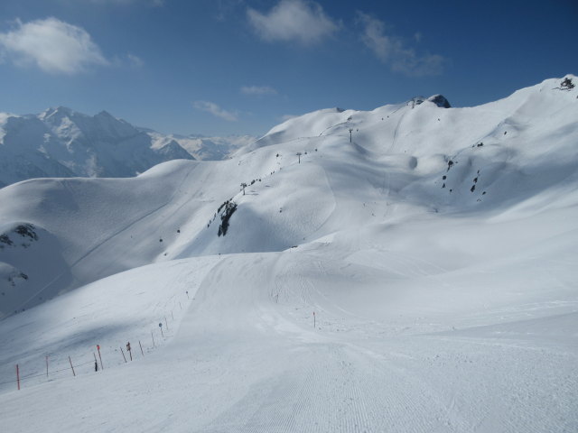 Muldenabfahrt, im Hintergrund die 8-MGD Gipfel, links daneben die Abfahrt "Gipfelbahn - Steinkar", rechts daneben die Abfahrt "Gipfelbahn - Hochalm"
