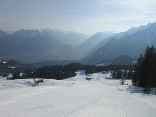 Piste "Piste 23a/b - Loischkopfbahn Tal - Einhornbahn Berg", links daneben die Bergstation des 4-CLF Einhorn II (1.472 m), rechts daneben die Talstation des 2-CLF Loischkopf (1.445 m)