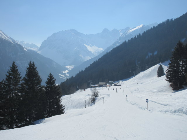 Familienabfahrt "Niggenkopfbahn II - Tannleger - Eggen", im Hintergrund die 8-MGD Dorf und die Talstation des 2-CLF Niggenkopf (1.273 m)