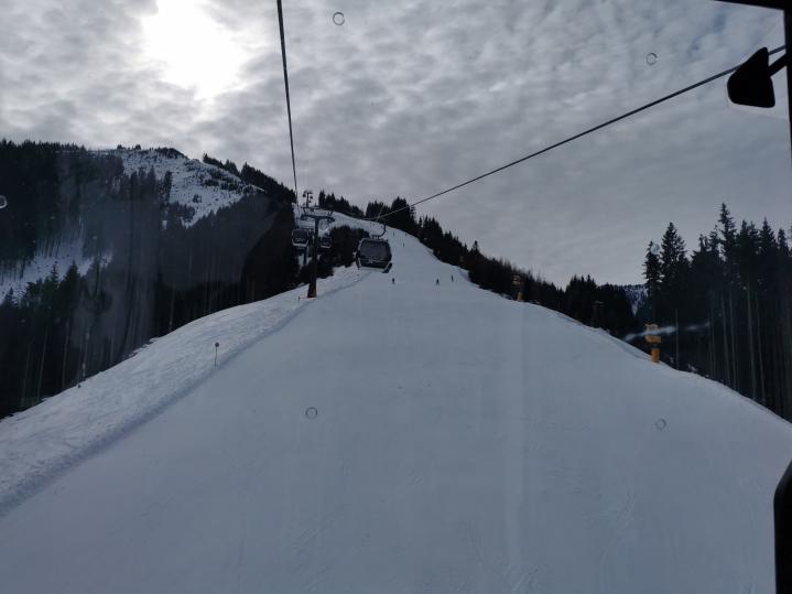 13. Gar nicht mal so viel los beim Zell am See Express. Sogar alleine in der Gondel. Schönleiten vorhin war schon gut gefüllt..jpg