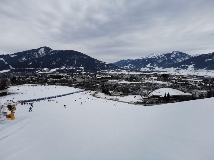 16. Parkplätze gut gefüllt. Nun aber weiter zur Bushaltestelle. Es ist bereits 11 Uhr 06. Der Bus fährt um 11 Uhr 14..jpg