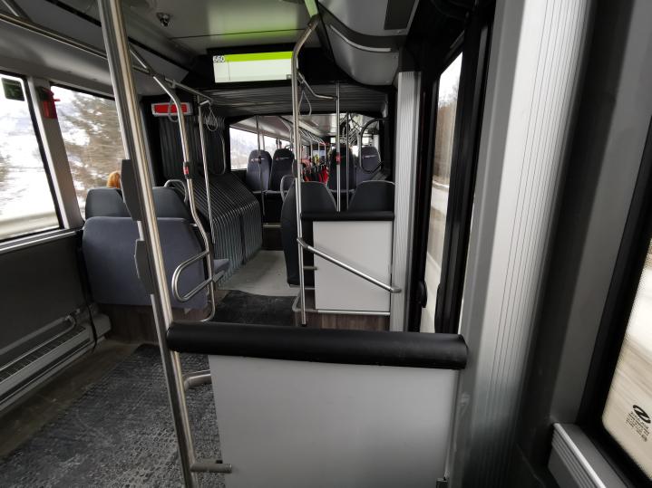 17. Bereits im Bus. Linie 660. Ist sich noch gut ausgegangen. Die Bushaltestelle liegt recht praktisch neben der Areitbahn. Maximal 2 Minuten Fußweg..jpg