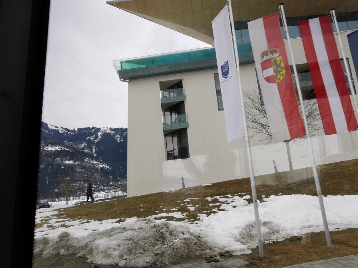 19. Der Bus fährt auch am Tauern Spa vorbei. Hier im Bild der Pool am dach. Das nächste mal nehm ich einen Rucksack und ne Badehose mit ;).jpg
