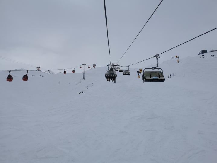 20. Bei der Auffahrt am Maiskogel habe ich gar keine Fotos gemacht. Glücklicherweise waren keine Wartezeiten. Ansonsten könnte es noch knapp werden mit der Rückfahrt nach Fiebebrunn. Hier bereits in der Langwiedbahn..jpg
