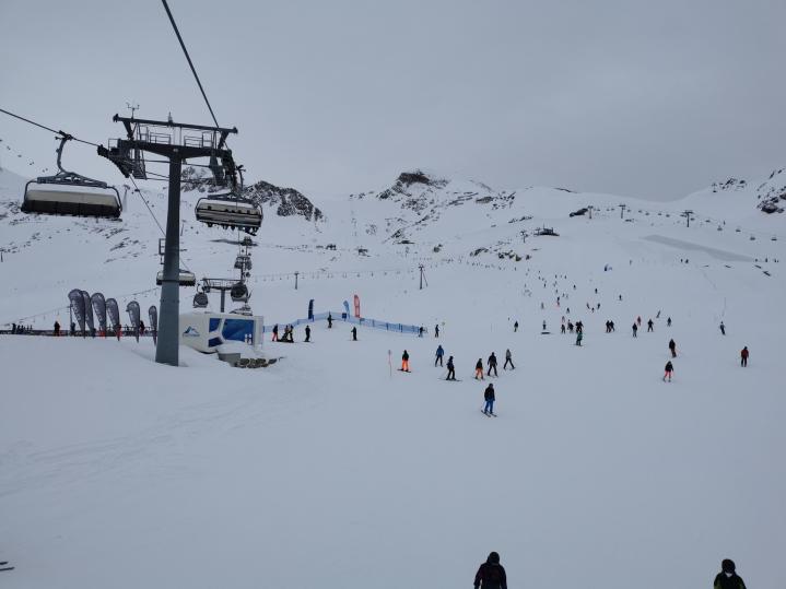 21. Im Anstellbereich der Gondel war zu viel los. Beim 8er Sessel hingegen nicht. Hier links gibt es wieder das Iglu mit Bar. Heute leider keine Zeit für Besichtigungen..jpg