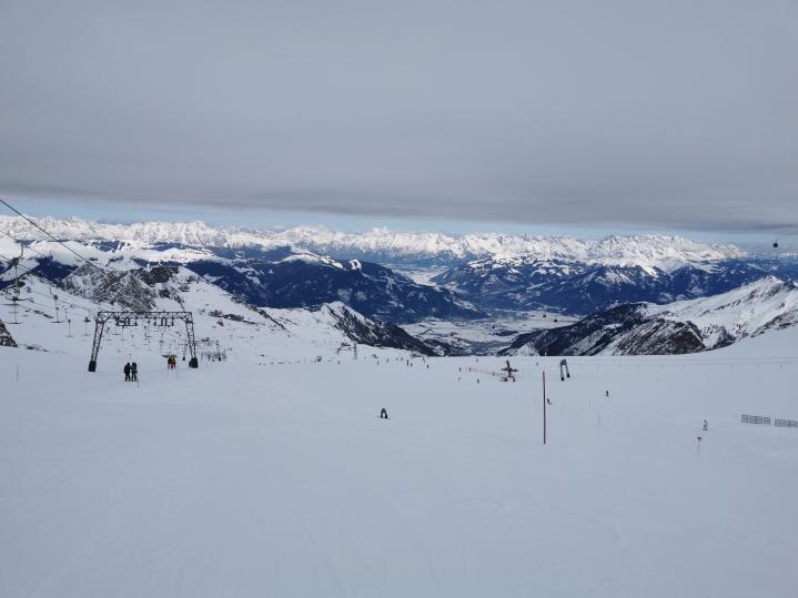 22. Schneller Umstieg vom 8er in den linken Kitzlift und Auffahrt bis zum Zielpunkt. Glücklicherweise keine Wartezeiten. Aber das hatte auch seine Gründe. Akrtische Temperaturen. Bin fast am Schleppliftbügel eingefroren..jpg
