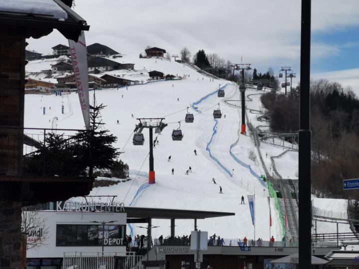 24. Blick von der Bushaltestelle an der Masikogelbahn. Leider hab ich den Bus um 12 Uhr 52 knapp verpasst und musste bis 13 Uhr 22 warten. Wenn ich das vorher gewusst hätte, wäre sich noch eine Liftfahrt ausgegangen..jpg