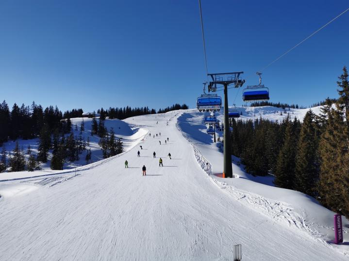 29. Am Bernkogel 6er natürlich (wie könnte es auch anders sein) Warteschlange. Es ist 15 Uhr 10. Geht sich das noch aus..jpg