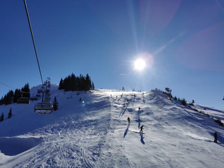 30. Aber immerhin keine Warteschlange beim Reiter-Ost. Es ist 15 Uhr 15. Also wenn der Lift nicht länger stehen bleibt und ich vollgas die Tirol S Piste runterbrettere, müsste es sich ausgehen..jpg
