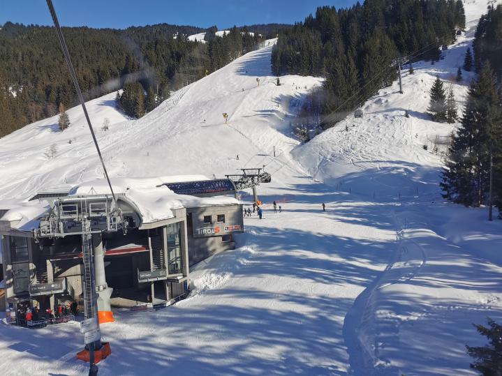 31. Puuuh geschafft. Es ist 15 Uhr 24. Und, wer hätte das gedacht - ich war nicht der Letzte. Also trotz Andrang bei vielen Liften. Es geht sich aus von Fiebebrunn zum Kitzsteinhorn und zurück..jpg